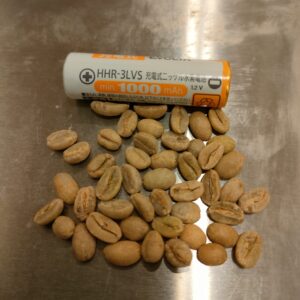 ゲイシャ種の豆の大きさ。電池と比べてみる。