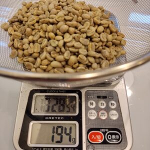 ハンドピック後の豆の重量測定。