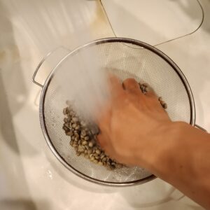 コーヒー豆を洗っているところ