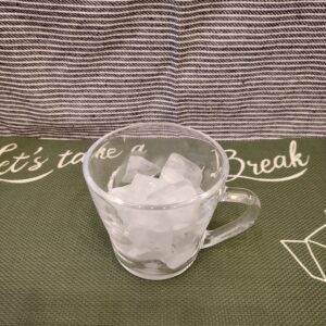 氷を入れたカップ